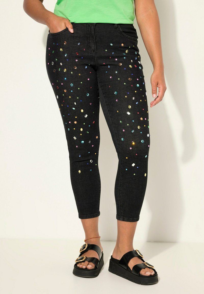 Zwarte denim jeans met meerkleurige rhinestones die over de stof zijn verspreid, ontworpen met een slim fit en vijf zakken.