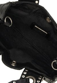 Interno di borsa in pelle nera con tessuto testurizzato, ferramenta metallica e chiusure a scatto; presenta borchie e anelli lungo i bordi.