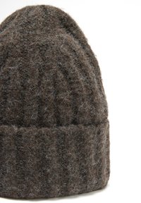 Beanie in lana marrone con una texture a coste, dotato di risvolto. Il materiale appare morbido con fibre grigie chiare mescolate.