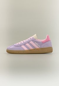 Fialová a růžová teniska Adidas Spezial s gumovou podrážkou, postranními pruhy a tkaničkami, zobrazená z profilu na neutrálním pozadí.
