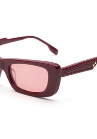 Occhiali da sole quadrati bordeaux con lenti rosa. La montatura presenta una finitura liscia e accenti testurizzati sulle tempie.