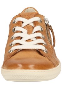 Brune lærersneaker med hvite snører, sølvfargede hull og glidelås på siden. Gummisåle med tekstur for grep.
