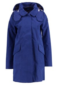 Veste imperméable bleue avec capuche, dotée d'une fermeture avant à boutons, de grandes poches et d'une texture lisse et mate.