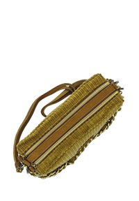 Sac en velours côtelé jaune moutarde avec trois compartiments zippés, accents en cuir marron, détails en chaîne et une forme rectangulaire mince.