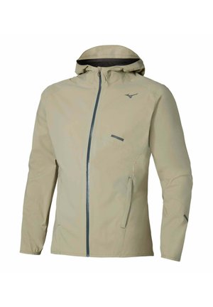 Beige Kapuzenjacke mit durchgehendem Reißverschluss, zwei Seitentaschen und einer kleinen Brusttasche, die ein kleines Logo auf der oberen rechten Brustseite zeigt.