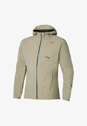 Beige Kapuzenjacke mit durchgehendem Reißverschluss, zwei Seitentaschen und einer kleinen Brusttasche, die ein kleines Logo auf der oberen rechten Brustseite zeigt.