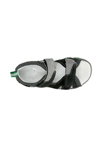Scarpa nera e grigia con superficie texturizzata, due cinturini in Velcro e punte bianche. Accento verde sul tallone. Design della suola piatta.