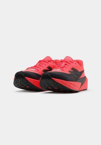 Baskets de sport rose vif avec des accents noirs. Comprend une tige en mesh, une semelle rembourrée et une semelle extérieure en caoutchouc noir texturé. Fermeture à lacets.