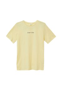 Geel katoenen t-shirt met korte mouwen, met de tekst "Sushi Club" in zwarte cursieve borduursel aan de voorkant. Gladde textuur.