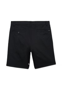 Zwarte shorts met lussen voor een riem, twee achterzakken—waarvan één met knoop—en kleine merkemblemen nabij de rechterzak en de zoom van het linkerbeen.