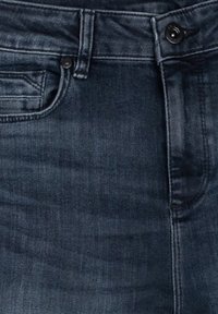Dunkelblaue Jeans aus Denim mit glatter Textur, Details an den Vordertaschen und einem klassischen Knopfverschluss an der Taille.