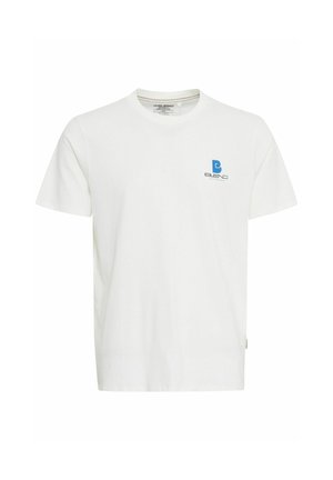 Camiseta de algodón blanca con mangas cortas, escote redondo y un pequeño logo azul en el lado izquierdo del pecho. Textura suave y corte relajado.