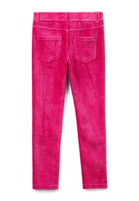 Jasnoróżowe spodnie sztruksowe z dwiema tylnymi kieszeniami i szlufkami na pasek, wyeksponowane na płaskiej powierzchni na białym tle.