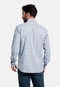 Blauw-wit geruit overhemd met een button-down kraag en lange mouwen, gemaakt van lichtgewicht stof. Bevat zwarte knoopaccenten op de manchetten.