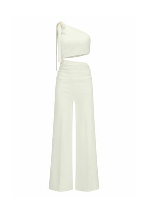 Witte twee-delige outfit met een top met één schouder en brede broek met een geraffineerde tailleband. Gladde textuur en minimalistisch ontwerp.