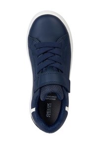 Baskets bleu marine avec semelle blanche, lacets élastiques et bande Velcro, col et semelle intérieure rembourrés et respirants, étiquetés "Geox Respira."