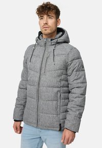 Siva puffer jakna s kapuljačom, koja ima patentni zatvarač sprijeda, elastične rukave, dva bočna džepa i teksturirani dizajn tkanine.