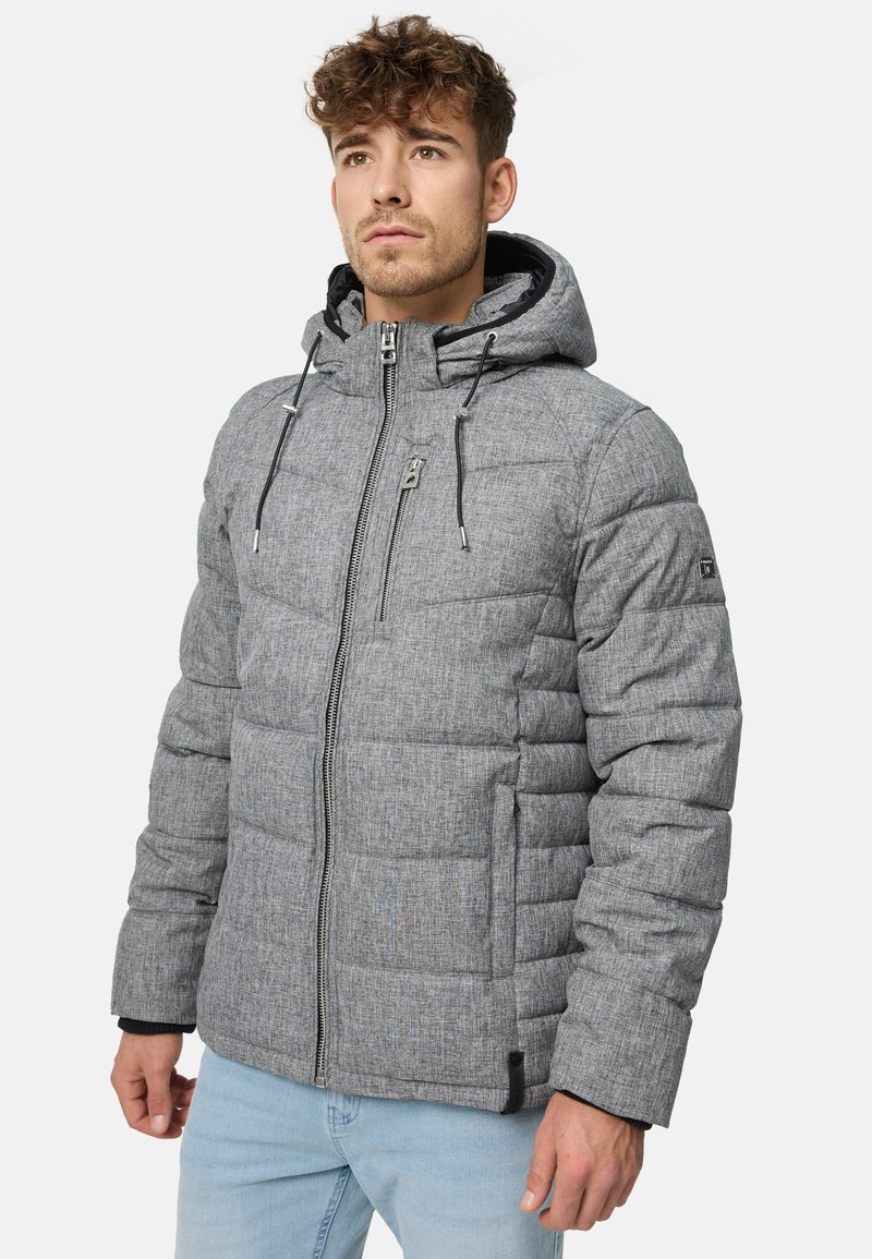 Siva puffer jakna s kapuljačom, koja ima patentni zatvarač sprijeda, elastične rukave, dva bočna džepa i teksturirani dizajn tkanine.