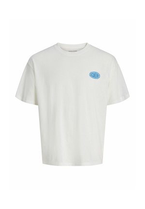 Tricou alb cu mâneci scurte, guler rotund și un mic logo albastru „Jack & Jones” pe pieptul din stânga.