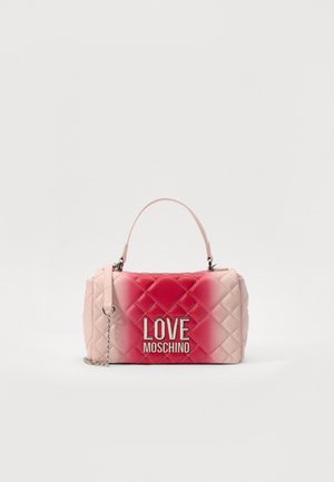 Sac à main Love Moschino matelassé rose et rouge, avec une poignée supérieure, une bandoulière amovible et un logo en lettres métalliques.
