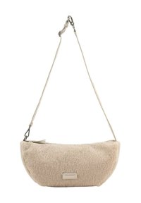 Beige Kunstfell-Schultertasche mit geschwungener Form, Reißverschluss und einem verstellbaren Gurt mit einem Metallverschluss. Enthält ein kleines Logo-Patch.