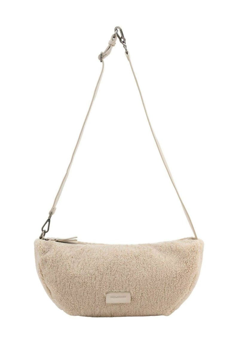 Beige Kunstfell-Schultertasche mit geschwungener Form, Reißverschluss und einem verstellbaren Gurt mit einem Metallverschluss. Enthält ein kleines Logo-Patch.