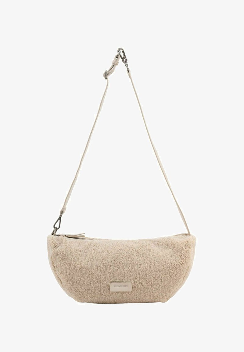 Bolso de hombro de piel sintética color beige con forma curvada, cierre de cremallera y correa ajustable con un clip de metal. Presenta un pequeño parche con el logo.