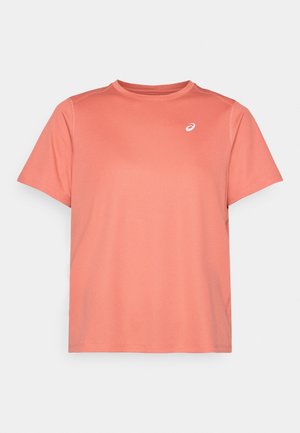 Lyhythihainen urheilupaita korallinvärisenä, valmistettu tekstuurikankaasta, jossa on pyöreä kaulus ja pieni valkoinen logo vasemmalla ylhäällä rinnassa.