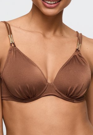 Bruine driehoekige bralette met een gladde textuur, voorzien van dunne bandjes met gouden accenten en geplooide details bij de cups.