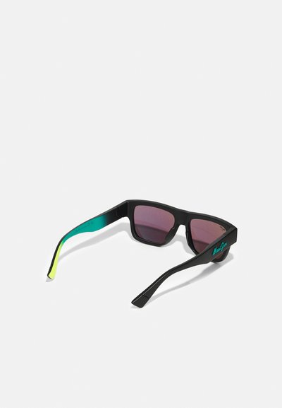 Ochelari de soare negri cu brațe în degrade de la verde la galben, având lentile întunecate și un design modern cu ramă pătrată.