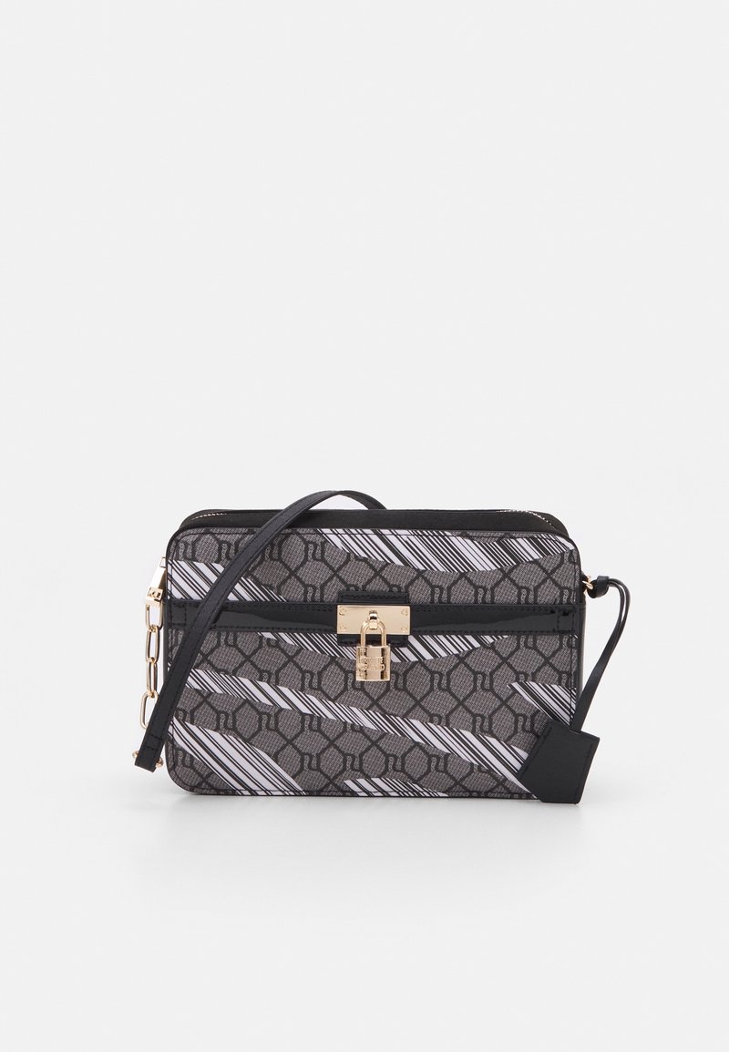 Bolso bandolera rectangular negro y gris con patrón geométrico, cierre de candado en tono dorado y correa ajustable con detalle de cadena.