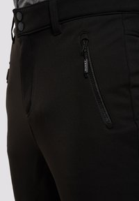Svarta byxor med en slät textur, med en dragkedjeficka och dubbel knappstängning. Slim fit och designade för komfort.