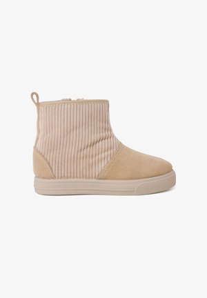 Beige enkelboots met een geribbelde stoffen bovenkant en gladde suède accenten. Rondneus en rubberen zool met een gestructureerde grip.