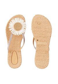 Un paio di sandali intrecciati beige con cinturini scintillanti e una grande decorazione a margherita bianca sul sandalo sinistro, mostrati in vista dall'alto e dalla suola.