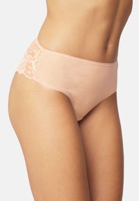 Peachfarvet hipsterunderbukser til kvinder med blomsterlacedetaljer på den ene side, lavet af et glat bomuldsblandingsstof og en mid-rise design.