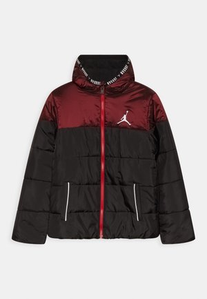 Dwukolorowa puchowa kurtka w kolorze czarno-ciemnoczerwonym z kapturem, czerwoną przednią zamknięciem na zamek, białym logo Jumpman oraz dwoma przednimi kieszeniami na zamek z białą lamówką.