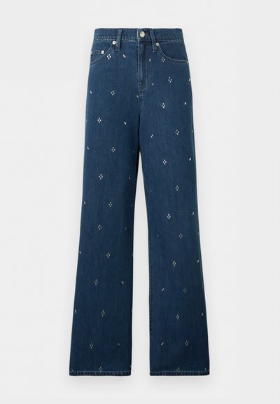 Σκούρο μπλε τζιν με φαρδύ παντελόνι, ψηλή μέση, ασημένιο κουμπί, μπροστινές τσέπες και διακριτικό πουλεκτό μοτίβο σε όλο το ύφασμα.