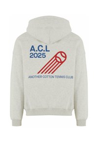 Hanorac gri din bumbac cu un imprimeu grafic cu text roșu și albastru: "A.C.L 2025" și "ANOTHER COTTON TENNIS CLUB", plus un design cu o minge.