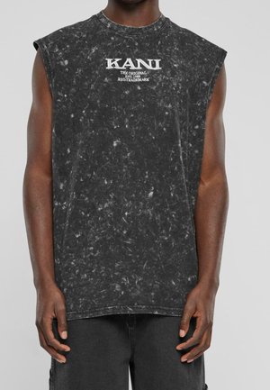 T-shirt sans manches à imprimé marbre noir avec un col rond, portant le texte blanc « KANU » et « THE ORIGINAL EST. 1989 » sur la poitrine.