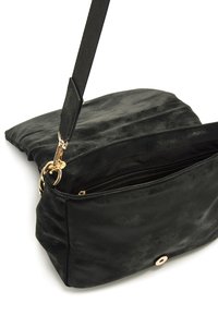 Borsa a spalla in finta pelle nera con una cerniera dorata lucida, design piatto e una lunga tracolla regolabile. Presenta un accento metallico decorativo.