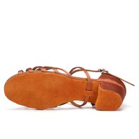 Brązowy satynowy but na obcasie z paskowym wzorem, z teksturowaną pomarańczową zamszową podeszwą, z paskiem wokół kostki i zaokrąglonym noskiem.