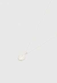 Ασημένιο κολιέ με αλυσίδα και οβάλ μενταγιόν που απεικονίζει ανάγλυφη θρησκευτική φιγούρα και διακοσμητικό περίγραμμα.