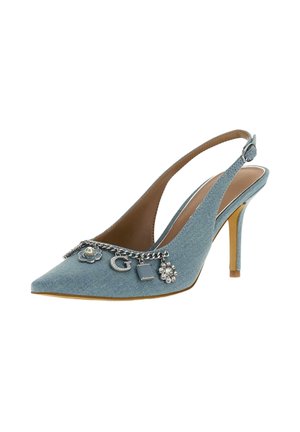 Pompe slingback en denim bleu avec un bout pointu, rehaussée d'une chaîne et de charms, dotée d'un talon aiguille et d'un détail en tissu texturé.