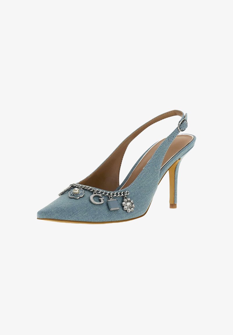 Pantofi slingback din denim albastru, cu vârf ascuțit, accentuați cu lanț și farmecuri, având toc stiletto și detalii din material texturat.