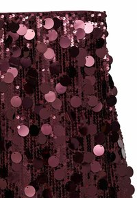 Burgundská flitrová látka s kulatými metalickými disky různých velikostí uspořádanými blízko sebe, což vytváří texturovaný, třpytivý vzhled.