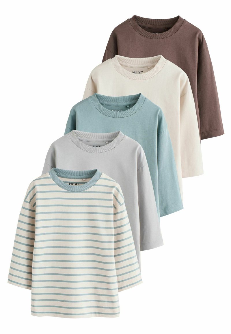 Fünf Langarm-T-Shirts in verschiedenen Farben: braun, hellbeige, hellgrau, hellblau und ein gestreiftes Design in hellbeige und blau.
