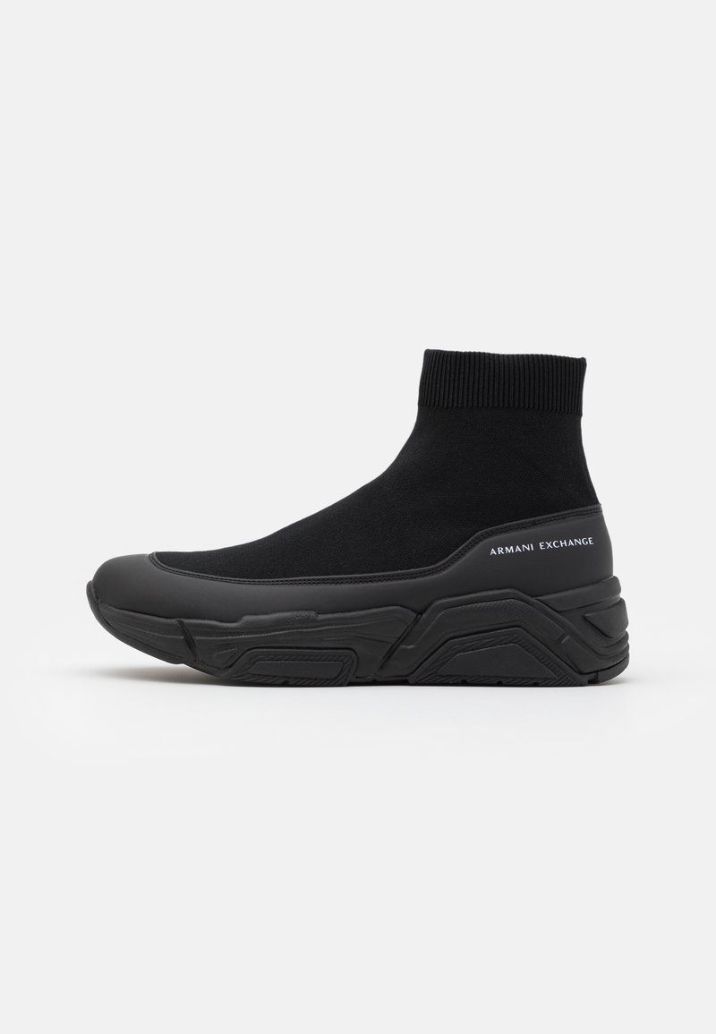 Svart sock-sko i stil med en texturerad stickad ovandel, gummisula och upphöjda svarta detaljer. Har "ARMANI EXCHANGE"-logotypen på sidan.