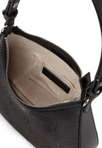 Sac à main en cuir noir avec motif en relief, fermeture éclaire et intérieur en tissu beige. Comprend une petite poche plaquée et une bandoulière réglable.