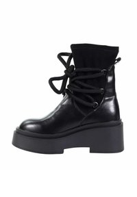 Czarne botki za kostkę z błyszczącą skórzaną powierzchnią, masywną czarną platformą oraz teksturowanymi czarnymi sznurowadłami owiniętymi wokół góry.