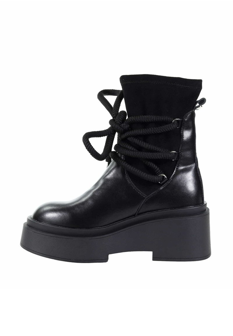 Czarne botki za kostkę z błyszczącą skórzaną powierzchnią, masywną czarną platformą oraz teksturowanymi czarnymi sznurowadłami owiniętymi wokół góry.